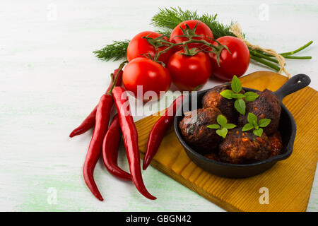 Fleischbällchen in einer gusseisernen Pfanne. Hackbraten. Gegrillte Frikadellen. Frikadellen. Stockfoto