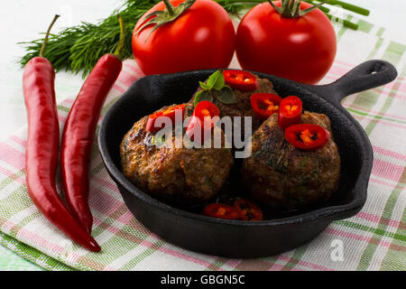 Fleischbällchen in einer gusseisernen Pfanne serviert. Türkische Frikadelle. Hackbraten. Gegrillte Frikadellen. Frikadellen. Stockfoto