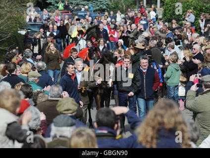 Kauto Star mit Besitzer Clive Smith hält den totesport Cheltenham Gold Cup und Trainer Paul Nicholls während der Parade in Paul Nicholls Stables in Ditcheat, Somerset. Stockfoto