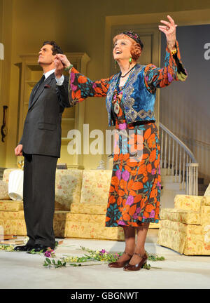 Die Schauspieler Rupert Everett und Angela Lansbury verbeugen sich beim Vorhangaufruf bei der Broadway-Eröffnungsnacht von „Blithe Spirit“ im Shubert Theater in New York City. Stockfoto