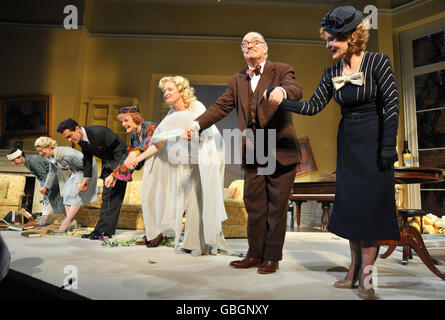 Die Schauspieler Rupert Everett (3. L) und Angela Lansbury (4. L) verbeugen sich beim Vorhangaufruf bei der Broadway-Eröffnungsnacht von „Blithe Spirit“ im Shubert Theater in New York City. Stockfoto