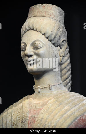 Berlin. Deutschland.  Grabbeigaben Statue einer Frau (Detail), auch bekannt als "Berlin-Göttin" von Keratea (Attika/GR), Marmor 580-560 v. Chr.. Stockfoto