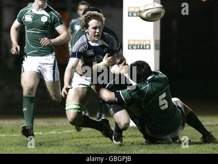 Rugby Union - Schottland unter 20 - Irland unter 20 - McDiarmid Park. Der schottische Andrew White entlädt sich, als er während des Spiels unter 20 Jahren im McDiarmid Park, Perth, von dem irischen Spieler James Sandford in Angriff genommen wird Stockfoto