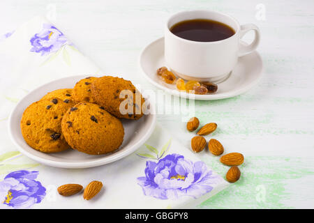 Hausgemachte Kekse, Teetasse und Mandel. Süßes Dessert. Hausgemachte Keks. Frühstück-Cookies. Teetasse. Tea-Time. Hausgemachte Kekse. Stockfoto