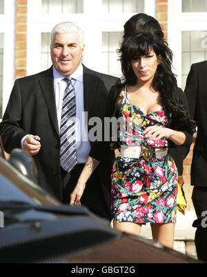 Amy Winehouse und ihr Vater Mitch verlassen ihr Haus im Norden Londons für ihren Hofauftritt. Stockfoto