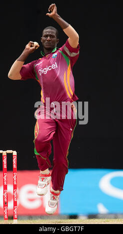 Cricket - First One Day International - West Indies gegen England - Providence Stadium. Darren Sammy von West Indies bowlen beim ersten One Day-Spiel im Providence Stadium, Georgetown, Guyana. Stockfoto