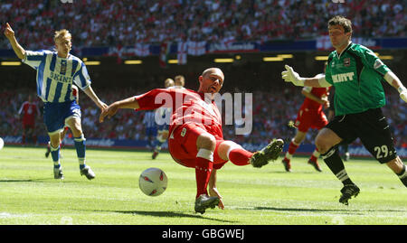 Fußball - Nationwide League Division Two - Play Off Final - Bristol City gegen Brighton & Hove Albion. Christian Roberts von Bristol City stürzt sich in die Kiste, während er versucht, den Torhüter Ben Roberts von Brighton & Hove Albion zu schlagen. Stockfoto