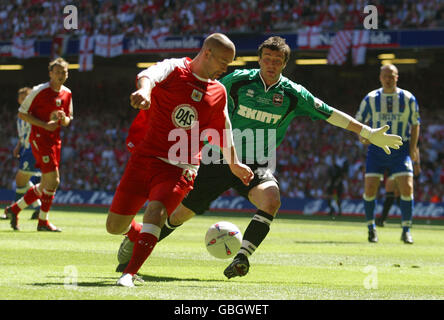 Fußball - Nationwide League Division Two - Play Off Final - Bristol City gegen Brighton & Hove Albion. Christian Roberts von Bristol City versucht, den Torhüter Ben Roberts von Brighton & Hove Albion zu umrunden. Stockfoto