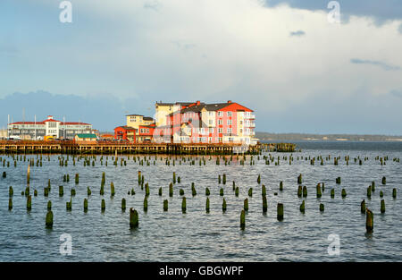 Gebäude auf Cannery Pier, Columbia River und hölzernen Masten, Astoria, Oregon USA Stockfoto