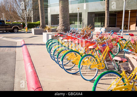 Google-Bikes in und rund um Googles Mountain View Campus Stockfoto