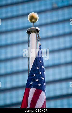 8. September 2005 - New York City, New York - USA Flagge hängt ein Pole vor dem UN-Gebäude. Stockfoto