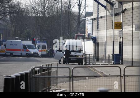 Fußball - Barclays Premier League - Tottenham Hotspur gegen Chelsea - White Hart Lane. Vor der White Hart Lane wird ein verdächtiges Fahrzeug durchsucht, was zu einer Verzögerung des Spiels führt Stockfoto