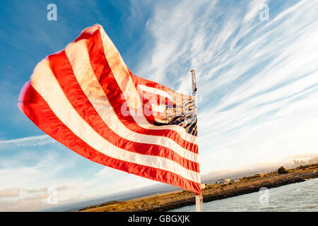 Amerikanische Flagge Wellen im Wind der Rückseite Schiff in der Bucht von San Francisco Stockfoto