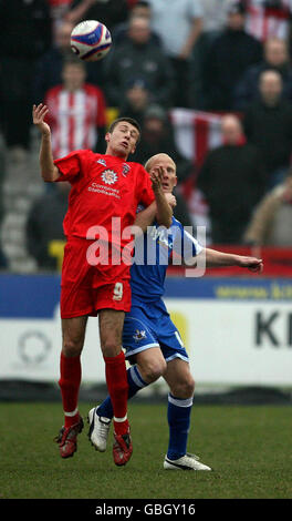 Accrington Stanley's Craig Lindfield (links) und Exeter City's Rob Edwards (rechts) kämpfen während des Coca-Cola League Two Spiels im Fraser Eagle Stadium, Accrington um den Ball. Stockfoto