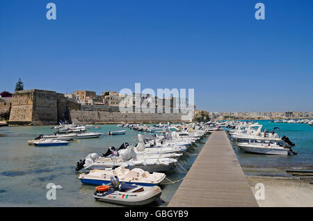 Hafen von Otranto, Provinz Lecce, Apulien, Italien Stockfoto