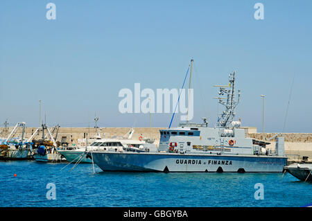 Guardia di Finanza, Steuer, Büro, Schiff, Hafen, Otranto, Provinz Lecce, Apulien, Italien Stockfoto