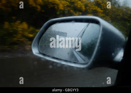 Regen-Ansicht von Außenspiegel fahren auf der Autobahn Stockfoto