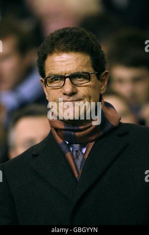 Fußball - UEFA Champions League - erste Ausscheidungsrunde - zweite Etappe - Liverpool gegen Real Madrid - Anfield. Der englische Manager Fabio Capello nimmt seinen Platz auf der Tribüne ein Stockfoto