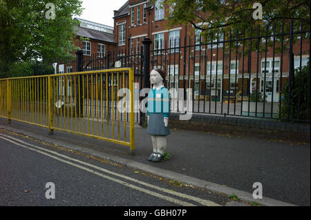 Sicherheit Schulkinder Statue außerhalb der Schule zu schnelles fahren zu vermeiden Stockfoto