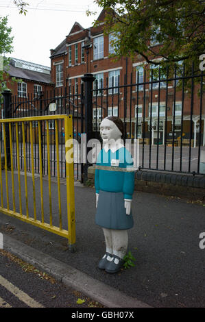 Sicherheit Schulkinder Statue außerhalb der Schule zu schnelles fahren zu vermeiden Stockfoto