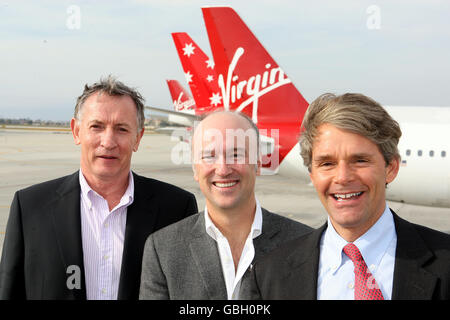 Steve Ridgway, CEO von Virgin Atlantic, Brett Godfrey, CEO von V Australia und David Cush, CEO von Virgin America, posieren zum ersten Mal auf dem Los Angeles International Airport in Kalifornien, USA, für die Kamera vor den Flugzeugen jeder ihrer Fluggesellschaften. Stockfoto