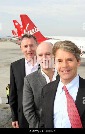 Steve Ridgway, CEO von Virgin Atlantic, Brett Godfrey, CEO von V Australia und David Cush, CEO von Virgin America, posieren zum ersten Mal auf dem Los Angeles International Airport in Kalifornien, USA, für die Kamera vor den Flugzeugen jeder ihrer Fluggesellschaften. Stockfoto