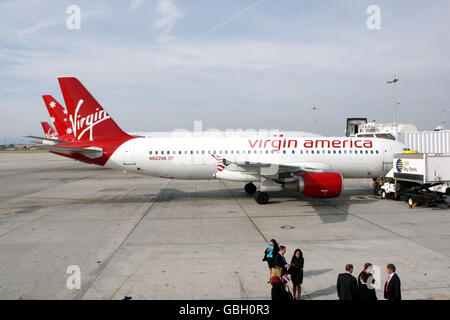 Am Los Angeles International Airport in Kalifornien, USA, sitzen zum ersten Mal Flugzeuge von drei der Virgin Airlines zusammen Stockfoto