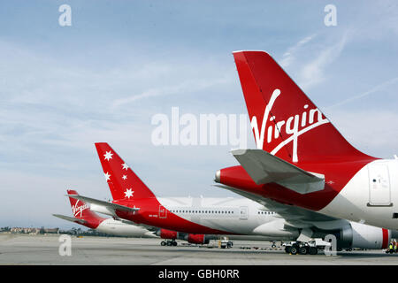 Am Los Angeles International Airport in Kalifornien, USA, sitzen zum ersten Mal Flugzeuge von drei der Virgin Airlines zusammen Stockfoto