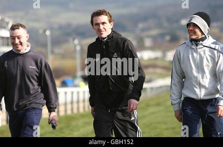 Pferderennen - Cheltenham Festival 2009 - Tag Zwei - Cheltenham Rennbahn. Der Jockey Tony McCoy (Mitte) macht einen morgendlichen Spaziergang auf der Cheltenham Racecourse, am zweiten Tag des Cheltenham Festivals. Stockfoto