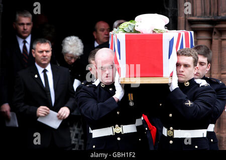 Der Sarg von Marine Michael Laski, dessen Begräbnis heute in der St. Mary's Church, West Derby, Liverpool stattfand. Stockfoto