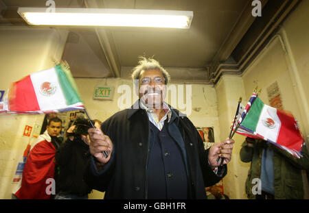 Boxen - Marco Antonio Barrera Media Workout - Shannons Fitnessstudio. Der Boxpromoter Don King kommt vor einem leichten Training für Marco Antonio Barrera im Shannon's Gym Pennyhill Park, Openshaw. Stockfoto