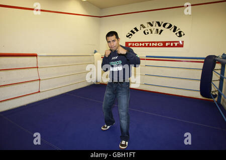 Der mexikanische Boxer Marco Antonio Barrera während eines leichten Trainings im Shannon's Gym Pennyhill Park, Openshaw. Stockfoto