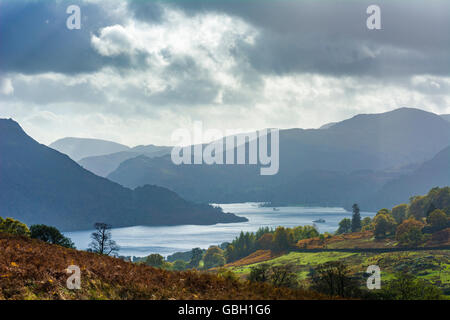 Ullswater und den umliegenden Fells gesehen von Gowbarrow Park auf der Lake District National Park, Cumbria, England. Stockfoto