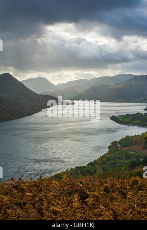 Ullswater und den umliegenden Fells gesehen von Gowbarrow Park auf der Lake District National Park, Cumbria, England. Stockfoto