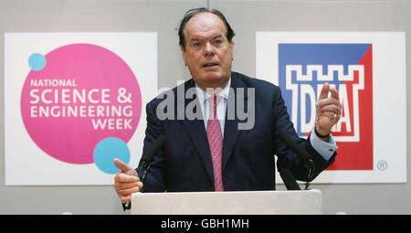 Quentin Davies, Minister für Verteidigungsausrüstung und Unterstützung, spricht bei einer Veranstaltung der National Science and Engineering Week im Armoury House in London. Stockfoto