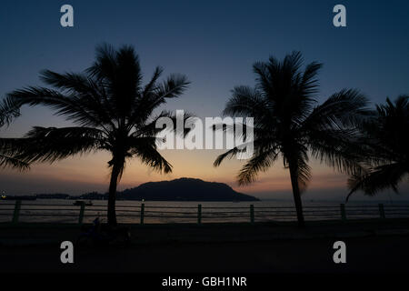 den Sonnenuntergang an der Straße Stand an der Küste der Andaman Meer von Myeik im Süden in Myanmar in Südostasien. Stockfoto