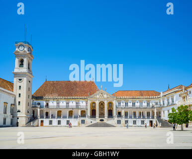 Junge Studenten überqueren Patio Das Escolas Innenhof der Universität Coimbra. Portugal. Stockfoto