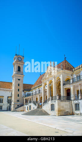 Junger Student überqueren Patio Das Escolas Innenhof der Universität Coimbra. Portugal. Stockfoto