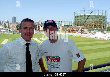 l-r; Alec Stewart von Surrey begrüßt den pensionierten Cricketspieler Phil Tufnell im Brit Oval auf seinem Weg zu einem 500 Meilen langen Spaziergang zur Krebsentlastung von Macmillan Stockfoto