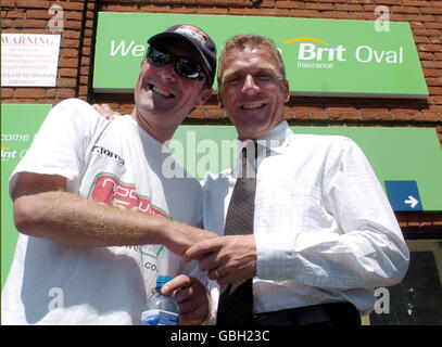 r-l; Surrey Alec Stewart begrüßt den pensionierten Cricketspieler Phil Tufnell im Brit Oval auf seinem Weg zu einem 500 Meilen Spaziergang für Macmillan Krebsentlastung Stockfoto