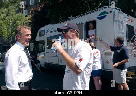 Alec Stewart von Surrey begrüßt den pensionierten Cricketspieler Phil Tufnell in der Brit Oval auf seinem 500-Meilen-Spaziergang wegen Macmillan-Krebs Entlastung Stockfoto