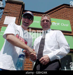 r-l; Surrey Alec Stewart begrüßt den pensionierten Cricketspieler Phil Tufnell im Brit Oval auf seinem Weg zu einem 500 Meilen Spaziergang für Macmillan Krebsentlastung Stockfoto