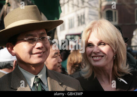 Die Schauspielerin Joanna Lumley, rechts, kämpfte gemeinsam mit den ehemaligen Gurkhas und ihren Familien außerhalb der Royal Courts of Justice, London, für das Recht, sich in Großbritannien niederzulassen. Stockfoto