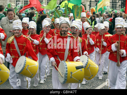 Kleine Kinder, die als Marschkapelle verkleidet sind, nehmen an den St. Patricks Day Feiern in Belfast Teil, bei denen Tausende von Menschen erwartet wurden, dass sie an der Karnevalsparade vom Belfast City Hall zum Custom House Square teilnehmen, um ein Open-Air-Konzert von X Factor Finalist Owen Quigg zu veranstalten. Stockfoto