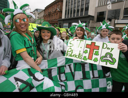 Mitglieder der Öffentlichkeit nehmen an den St. Patricks Day Feiern in Belfast Teil, wo Tausende von Menschen erwartet wurden, um an der Karnevalsparade von Belfast City Hall zum Custom House Square für ein Open-Air-Konzert von X Factor Finalist Owen Quigg teilzunehmen. Stockfoto