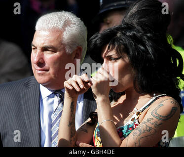 Amy Winehouse und ihr Vater Mitch kommen zum City of Westminster Magistrates Court in London, um dort vor Gericht zu erscheinen. Stockfoto