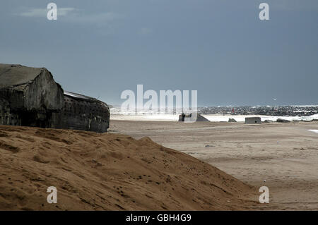 Atlantikwall bleibt am Strand von Thyborøn. Dieser Bunker und Stärken sind Hintern aus dem 2. Weltkrieg verließ. Stockfoto