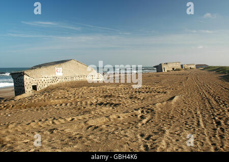 Atlantikwall bleibt am Strand von Thyborøn. Dieser Bunker und Stärken sind Hintern aus dem 2. Weltkrieg verließ. Stockfoto