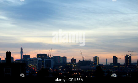 Ein allgemeiner Blick auf die Skyline von Birmingham in der Abenddämmerung von St. Andrews, dem Heimstadion des Birmingham City Football Club Stockfoto