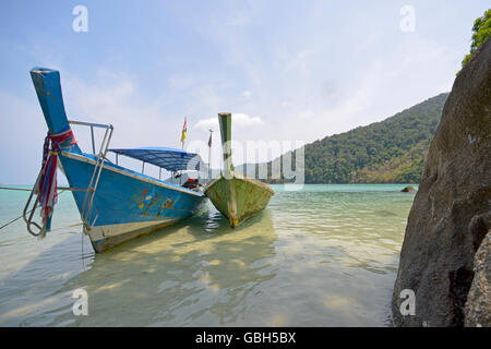 Traditionelle farbige Thai Boote am Surin Inseln Nga Pang, Thailand Stockfoto